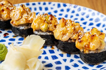 Лосось, креветка и авокадо на углях