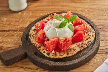 Фокачча с бурратой и томатами