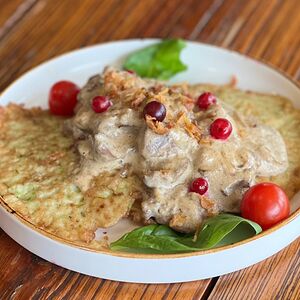 Куриная печень в сливочном соусе и оладьями из кабачка