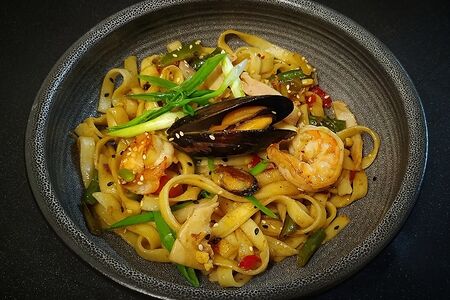 Лапша с морепродуктами и овощами