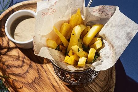 Картофель фри с трюфельной пастой