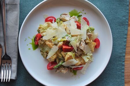 Салат Цезарь с курицей