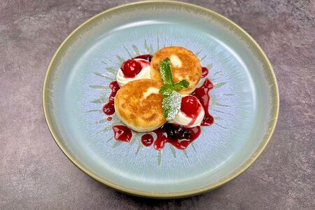 Сырники с вишнёвым конфитюром и сметаной