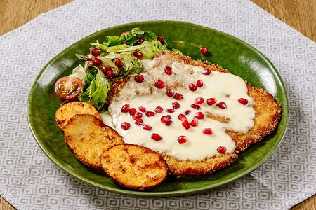 Куриный шницель со сливочно-сырным соусом