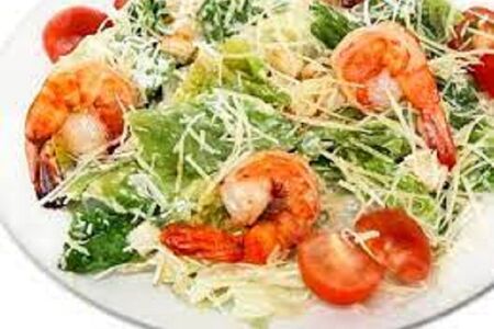 Салат Цезарь с тигровыми креветками