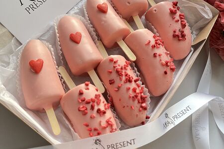 Розовый десерт