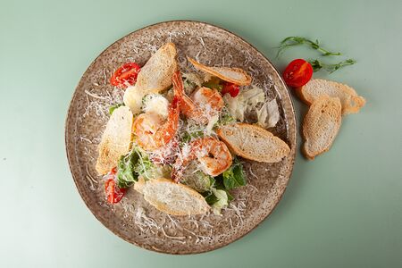 Салат Цезарь с королевскими креветками