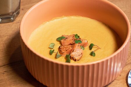 Суп-пюре из форели с опалённым лососем