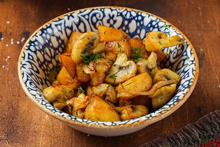 Картофель, жаренный с грибами и луком