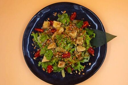 Салат с хрустящими баклажанами