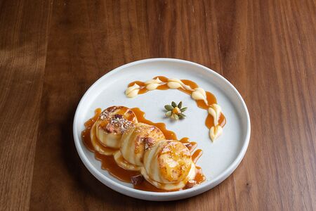 Сырники с солёной карамелью и английским кремом