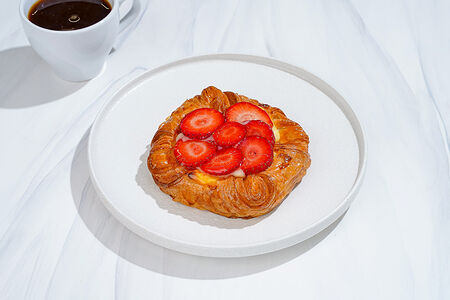 Слойка с клубникой