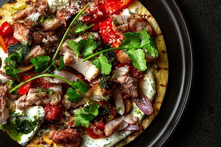 Лепешка с курицей и овощами