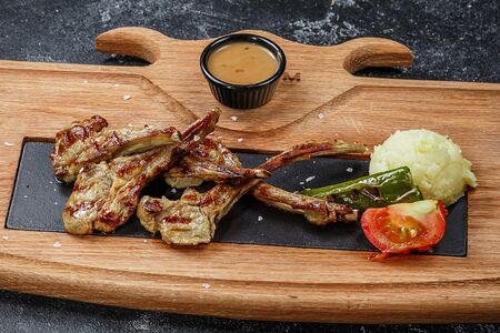 Каре ягненка с гарниром