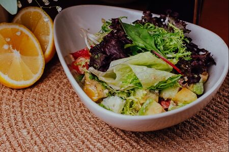 Салат с лососем и авокадо