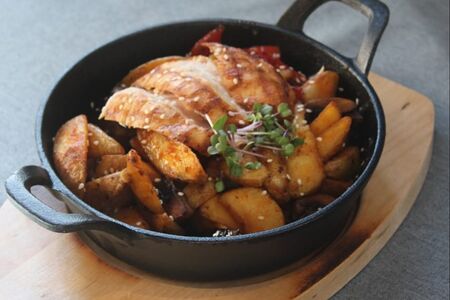 Сковорода с куриной грудкой