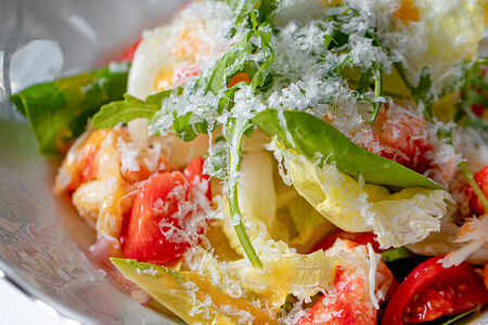 Салат с крабом, имбирем и пекорино