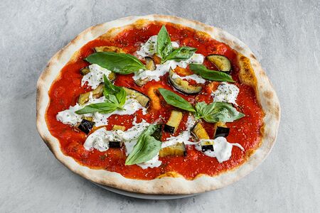 Пицца с баклажанами и страчателлой