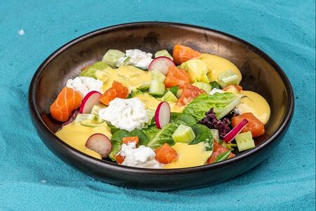 Салат с лососем и манговым муссом