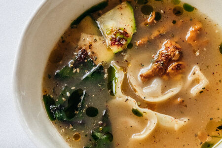 Пряный куриный бульон с пельменями