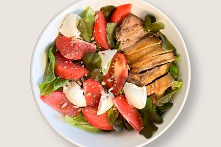 Салат с теплым цыплёнком, грейпфрутом и сыром фета