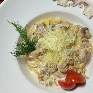 Спагетти с курицей и грибами в сливочном соусе