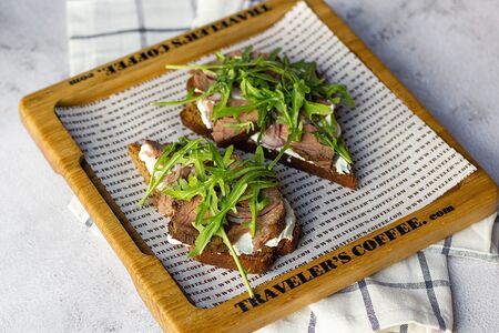 Брускетта с ростбифом