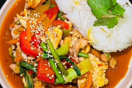 С курицей овощами и яйцом