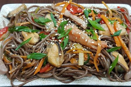 Гречневая лапша соба с морепродуктами