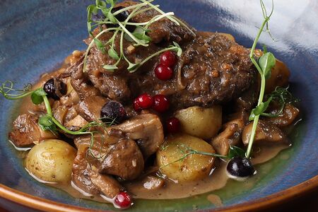 Томленая оленина с шампиньонами в красном вине