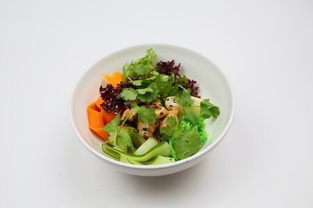 Салат с цыпленком терияки, фунчоза, ореховый соус