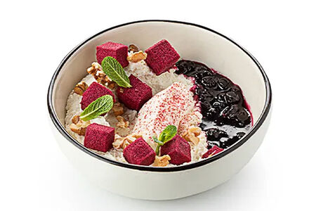 Домашний творог с черной смородиной и сметаной