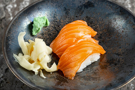 Суши с лососем