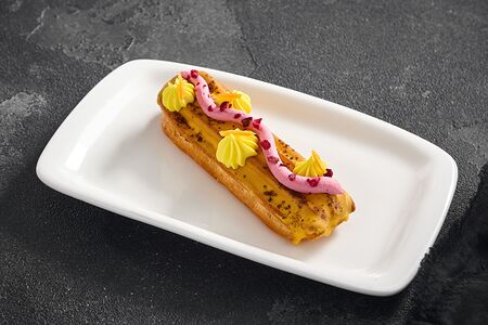 Клубнично-банановый эклер