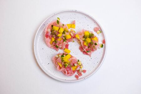 Тар-тар из тунца с манго на креветочных чипсах