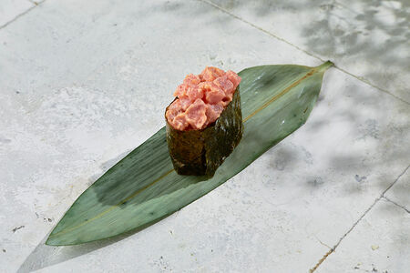 Острые суши с тунцом