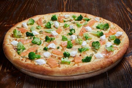 Пицца с лососем и брокколи