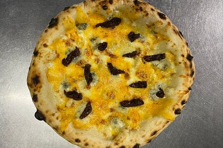 Четыре сыра с вялеными томатами