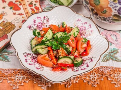 Салат овощной, заправленный маслом или сметаной