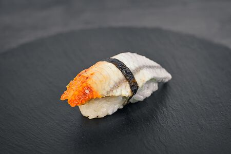 Суши с угрём