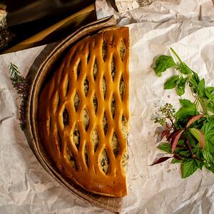 Половина пирога с курицей и грибами