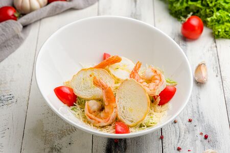 Салат Цезарь с креветками
