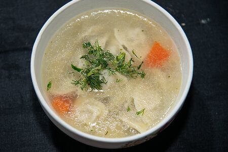 Пельмени с бульоном