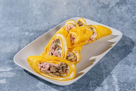 Рулет с ветчиной и грибами