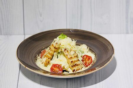 Салат Цезарь с курицей