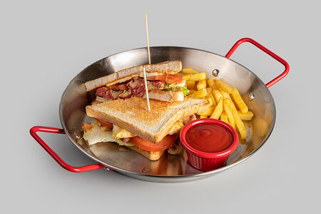 Клаб-сэндвич с охотничьей колбаской