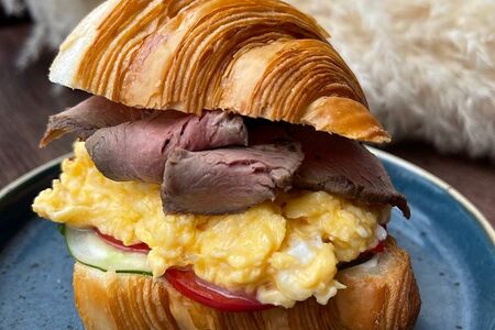 Скрэмбл на круассане с ростбифом