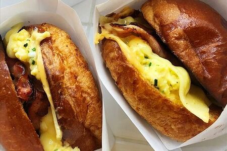 Утренняя булочка с беконом