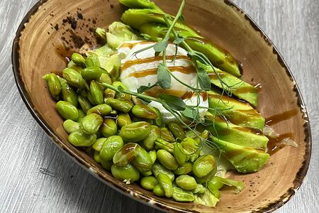 Салат с авокадо, бобами эдамаме и яйцом пашот