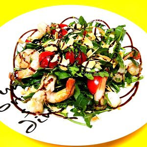 Салат из рукколы, креветок, черри